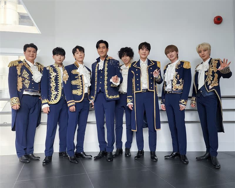 Super Junior日前的馬尼拉演唱會因為銀赫（右二）喪父取消。（圖／翻攝自臉書）
