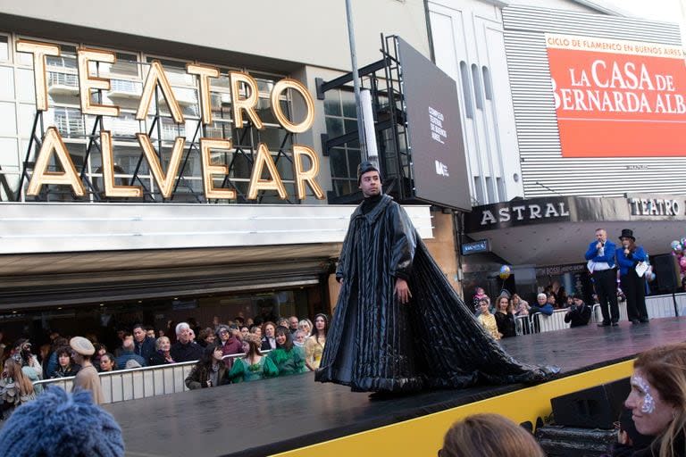 El vestuario histórico del Teatro San Martín fue una de las propuestas que desfilaron por el escenario montado en la calle