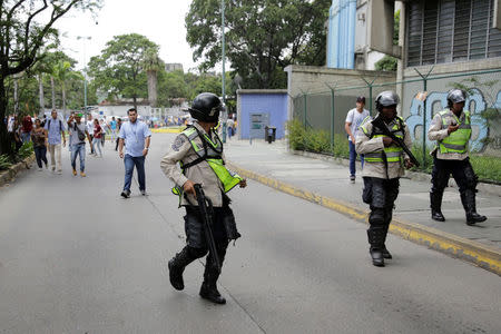 Demonstrators clash with riot police during a student rally demanding a referendum to remove Venezuela's President Nicolas Maduro in Caracas, Venezuela October 24, 2016. REUTERS/Marco Bello