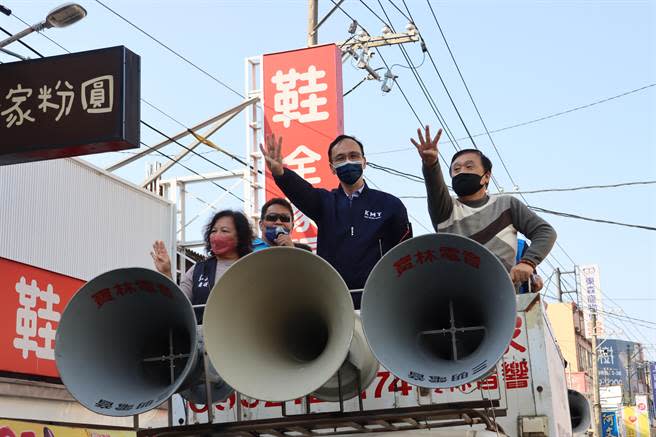 國民黨主席朱立倫在嘉義縣的公投掃街宣傳，由國民黨立委翁重鈞、議員詹黃素蓮陪同。（呂妍庭攝）