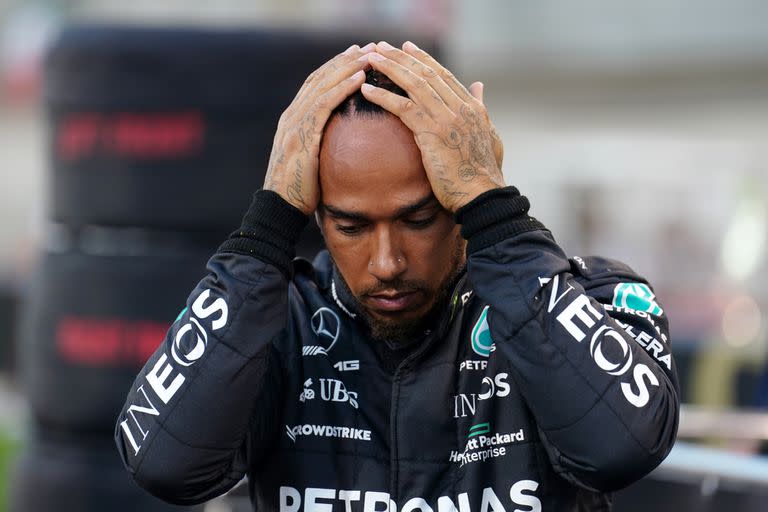Lewis Hamilton y un gesto repetido en 2022; si bien se alegró por el podio de Australia en este amanecer de la temporada 2023, el inglés sigue quejándose de su Mercedes.