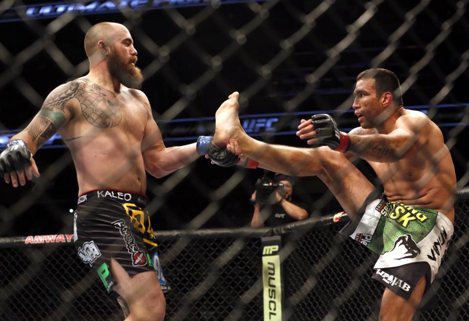 El brasileño Fabricio Werdum (derecha) pelea contra Travis Browne, en el combate principal de la función de artes marciales mixtas realizado el sábado 19 de abril de 2014, en Orlando, Florida (AP Foto/Reinhold Matay)