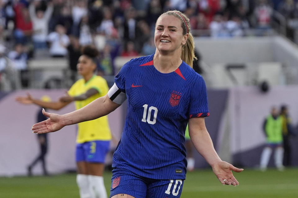 Lindsey Horan (10), de Estados Unidos, celebra después de anotar un gol durante el primer tiempo de la Copa Oro Femenina de CONCACAF en la final contra Brasil, el domingo 10 de marzo de 2024, en San Diego. (AP Foto/Gregory Bull)