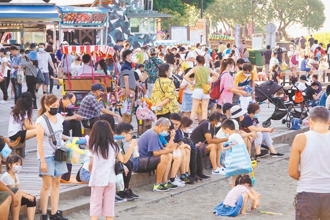 中秋節連續假期第3天，北台灣20日天氣晴朗，再加上新冠肺炎本土疫情趨緩，不少民眾攜家帶眷出遊踏青，八里渡船頭商圈湧入許多遊客。（黃世麒攝）