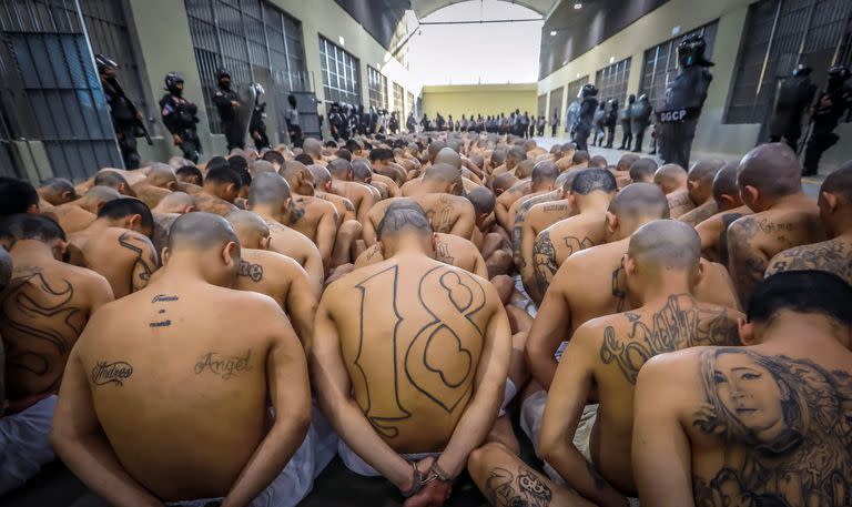 Las condiciones del traslado de presos en El Salvador generó polémica. (Photo by Salvadorean Presidency / AFP)