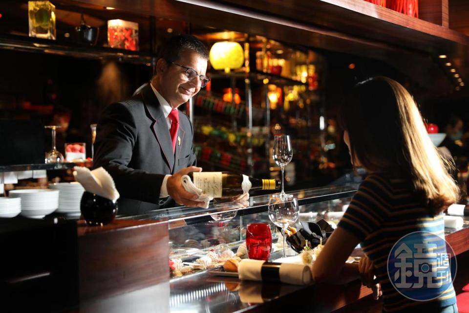 侍酒師Benoît認為餐酒搭配不應該制式，而是以客人開心為原則。