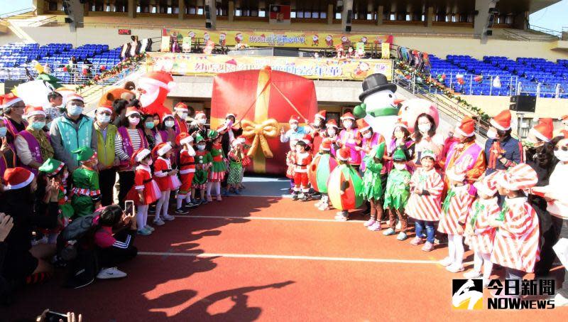 ▲幼兒園親子運動嘉年華在縣立體育場熱鬧展開，父母帶著孩子闖關，盡情揮灑熱情與活力，一起留下親子同樂的美好回憶。（圖／記者陳雅芳攝，2020.12. 05）