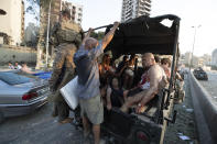 Personas heridas son evacuadas tras una enorme explosión en Beirut, Líbano, el martes 4 de agosto de 2020. (AP Foto/Hassan Ammar)