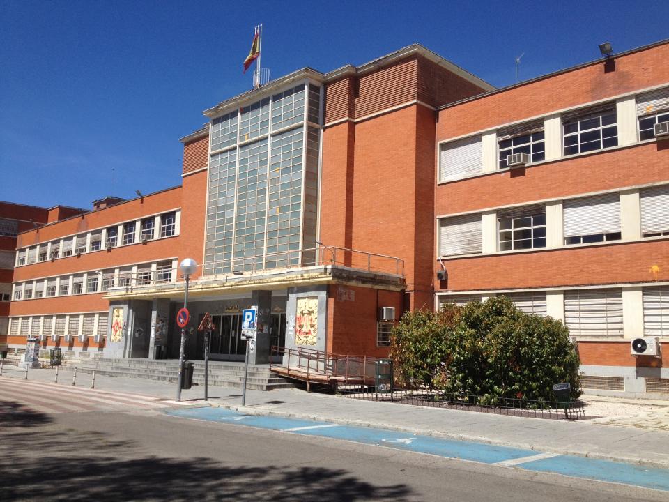 <p>El centro donde estudiaron la mayoría de los presidentes de las principales empresas españolas es la Universidad Complutense de Madrid. Un total de 14. Por sus aulas pasaron Pablo Isla (Inditex), José María Álvarez-Pallete (Telefónica), Luis Maroto (Amadeus), Jesús Nuño de la Rosa (El Corte Inglés), Eduardo Pastor (Cofares), Pedro Palomino (CEMEX España), Jaime Echegoyen (Sareb), Javier Sánchez-Prieto (Vueling), Gregorio Marañón (Logista), Javier Argumosa (Disa Suministros y Trading), Juan Luis López García (Renta 4 Banco), Pedro Rivero (Liberbank), José Manuel Entrecanales (Acciona) e Íñigo Meirás (Ferrovial). (Foto: <a rel="nofollow noopener" href="http://es.m.wikipedia.org/wiki/Archivo:Facultad_de_Derecho_de_la_UCM_3.jpg" target="_blank" data-ylk="slk:Wikipedia;elm:context_link;itc:0;sec:content-canvas" class="link ">Wikipedia</a> / <a rel="nofollow noopener" href="http://commons.wikimedia.org/wiki/User:Cvbr" target="_blank" data-ylk="slk:Cvbr;elm:context_link;itc:0;sec:content-canvas" class="link ">Cvbr</a>). </p>