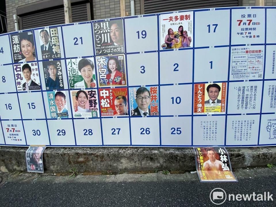  東京知事選舉這次人數多達56人，選舉費用高達59億日圓，看板不夠用，發給透明塑膠板，讓候選人貼在格外。 圖：劉黎兒攝 