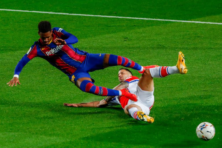 Junior Firpo, del Barcelona, lucha por la pelota con Edgar Méndez, del Alavés.