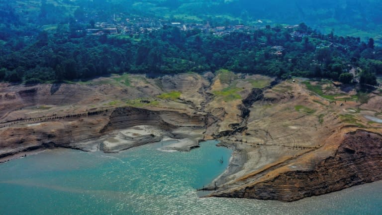 Vista aérea del embalse del Guavio que alimenta la Central Hidroeléctrica del mismo nombre en Gachala, Cundinamarca, el 16 de abril de 2024 (Jhojan Hilarion)