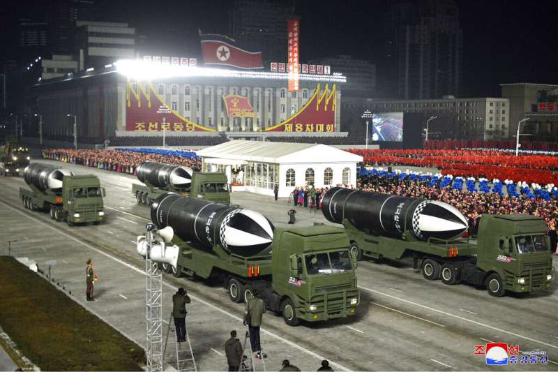 北韓1月14號傍晚舉行盛大閱兵，慶祝朝鮮勞動黨第八次全國代表大會閉幕，展示飛彈。（AP）