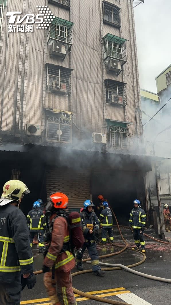 大批警消到場搶救。（圖／TVBS）