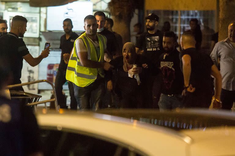 Una mujer herida en los enfrentamientos entre palestinos y la policía de Israel en la jornada del viernes por la noche que dejo al menos 200 palestinos y 20 policías heridos