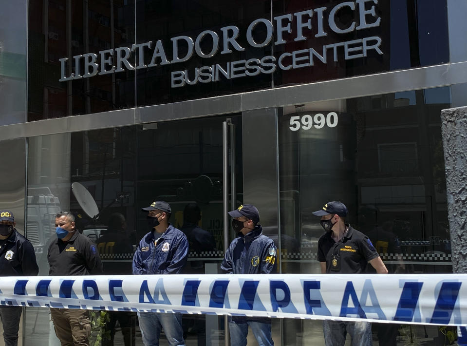 Agentes de policía en las afueras del consultorio del neurólogo Leopoldo Luque, médico personal del fallecido Diego Maradona, en Buenos Aires, el domingo 29 de noviembre de 2020. (AP Foto/Leo La Valle)