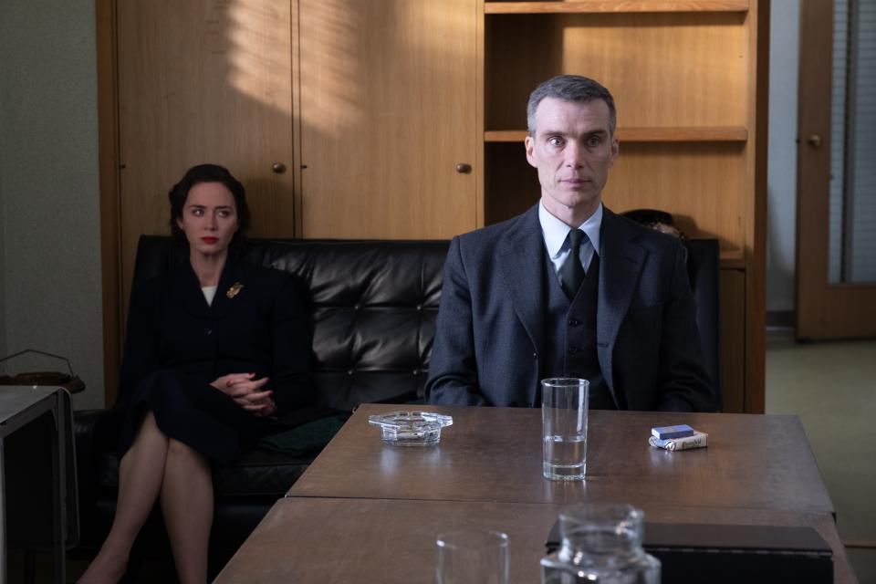 Emily Blunt como Kitty Oppenheimer y Cillian Murphy como J. Robert Oppenheimer en 'Oppenheimer', escrita, producida y dirigida por Christopher Nolan. © Universal Pictures. All Rights Reserved.