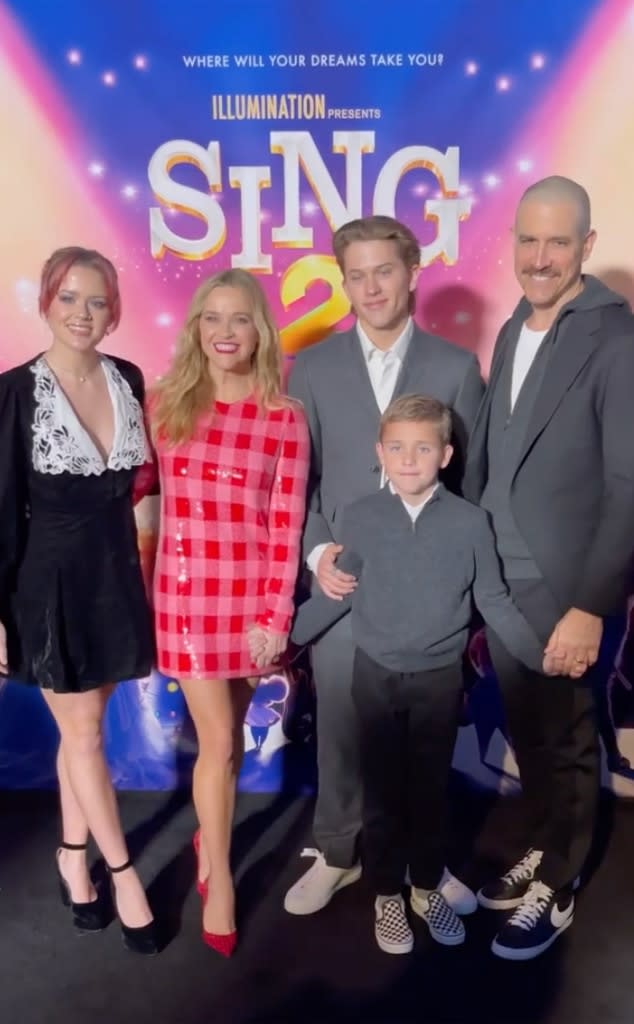 Reese Witherspoon, Ava Phillippe, Tennessee Toth, Deacon Phillippe, Jim Toth, Sing 2 Premiere 