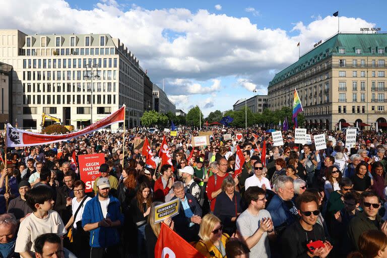 TOPSHOT - Participants gather for a demonstration against the far right and to condemn attacks on politicians, at Pariser Platz square in front of the Brandenburg Gate in Berlin, Germany on May 5, 2024. A 17-year-old has turned himself in on early May 5, 2024 to police in Germany after an attack on a lawmaker in Dresden , that the country's leaders decried as a threat to democracy. Matthias Ecke, 41, European parliament lawmaker for Chancellor Scholz's Social Democrats (SPD), was set upon by four attackers as he put up EU election posters in Dresden on Friday night, May 3, according to police. (Photo by CHRISTIAN MANG / AFP)