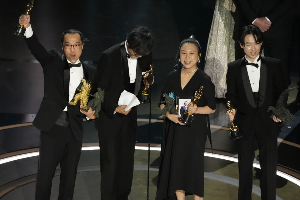 Masaki Takahashi, de izquierda a derecha, Takashi Yamazaki, Kiyoko Shibuya, y Tatsuji Nojima reciben el premio a mejores efectos visuales por "Godzilla Minus One" en los Oscar el domingo 10 de marzo de 2024, en el Teatro Dolby en Los Ángeles. (Foto AP/Chris Pizzello)