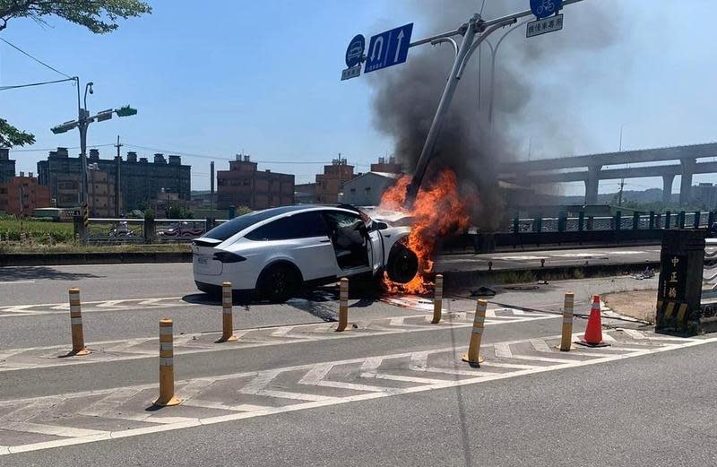 桃園一起自撞火燒車事故，經多方證實駕駛為藝人林志穎及其兒子，目前2人已送醫救治。（翻攝自記者爆料網）