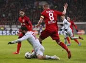 Bayer Leverkusen's Lars Bender challenges Atletico Madrid's Arda Turan (L) during their Champions League round of 16, first leg soccer match in Leverkusen February 25, 2015. REUTERS/Wolfgang Rattay (GERMANY - Tags: SPORT SOCCER)