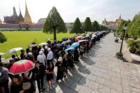 Mourners line up to enter the Grand Palace to pay respect to Thailand's late King Bhumibol Adulyadej in Bangkok, Thailand October 14, 2016. REUTERS/Jorge Silva