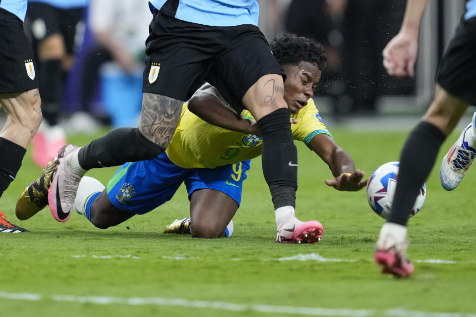 El delantero brasileño Endrick recibe una falta del uruguayo Mathías Olivera durante el partido por los cuartos de final de la Copa América, el sábado 6 de julio de 2024, en Las Vegas. (AP Foto/Godofredo A. Vásquez)