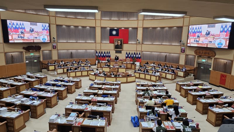 新北議會市政總質詢 新北市議會19日進行市政總質詢，因正副議長都未主 持議事的情形，由無黨團結聯盟黨團總召蔡錦賢主 持。 中央社記者王鴻國攝  113年6月19日 