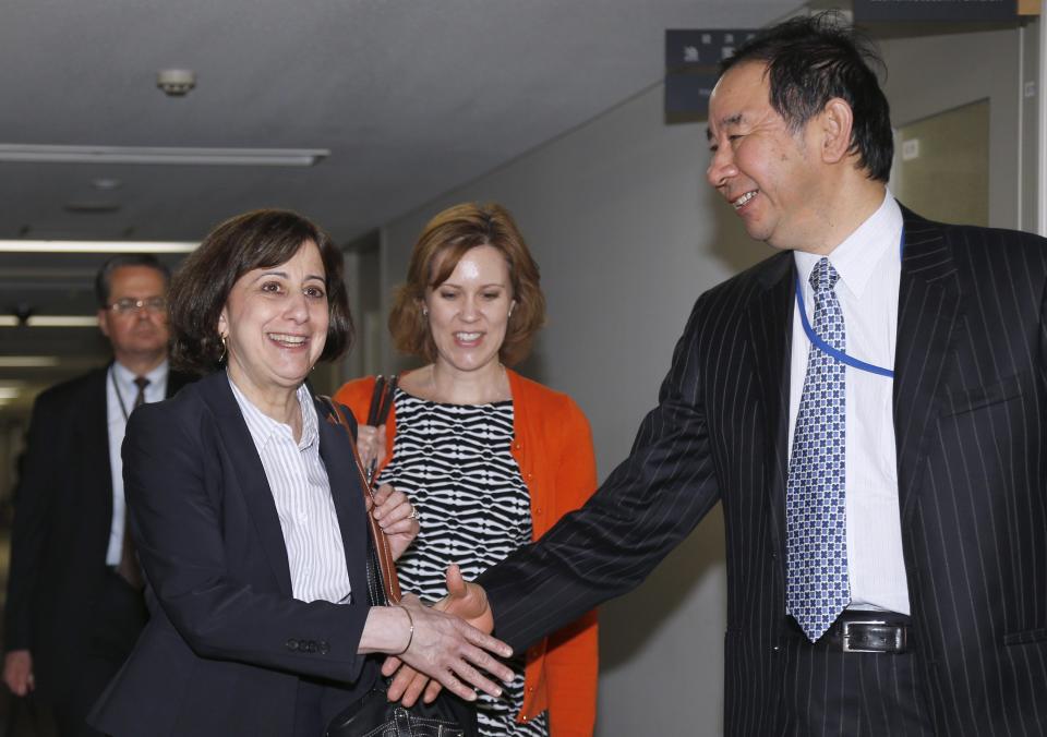 Acting Deputy U.S. Trade Representative Wendy Cutler (L) shakes hands with Japan's deputy chief negotiator Hiroshi Oe ahead of their meeting for the Trans-Pacific Partnership (TPP) free trade negotiation at the Foreign Ministry in Tokyo April 22, 2014. A U.S.-Japan agreement is critical to the U.S.-led Trans-Pacific Partnership, a 12-nation grouping that would stretch from Asia to Latin America. A TPP deal is central to U.S. President Barack Obama's policy of expanding the U.S. presence in Asia and Japanese Prime Minister Shinzo Abe has touted it as a main element of his economic growth strategy. REUTERS/Shizuo Kambayashi/Pool (JAPAN - Tags: POLITICS BUSINESS)