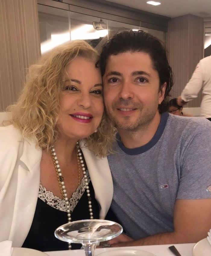 Ángel Cristo Jr. y su madre disfrutando de una cena