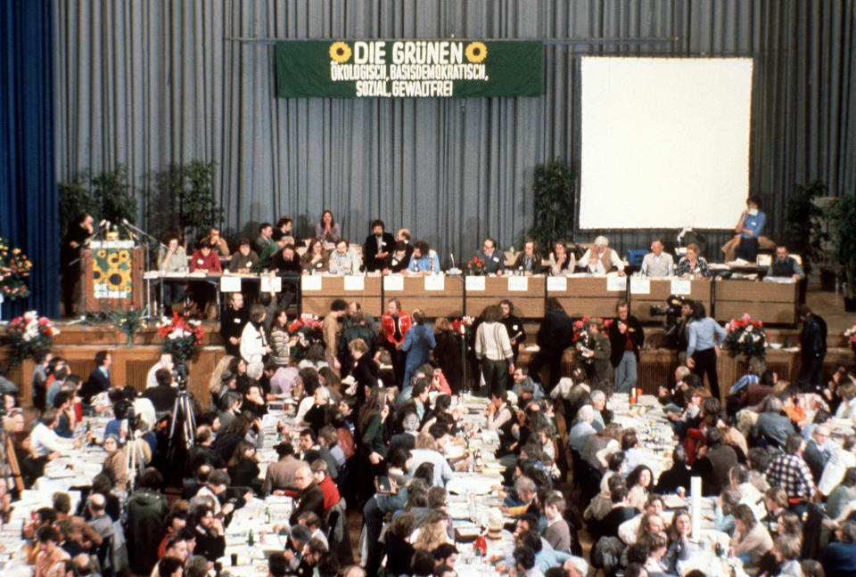 Der Gründungsparteitag der Grünen am 13.01.1980 in Karlsruhe (Bild: Albert Ostertag/dpa)