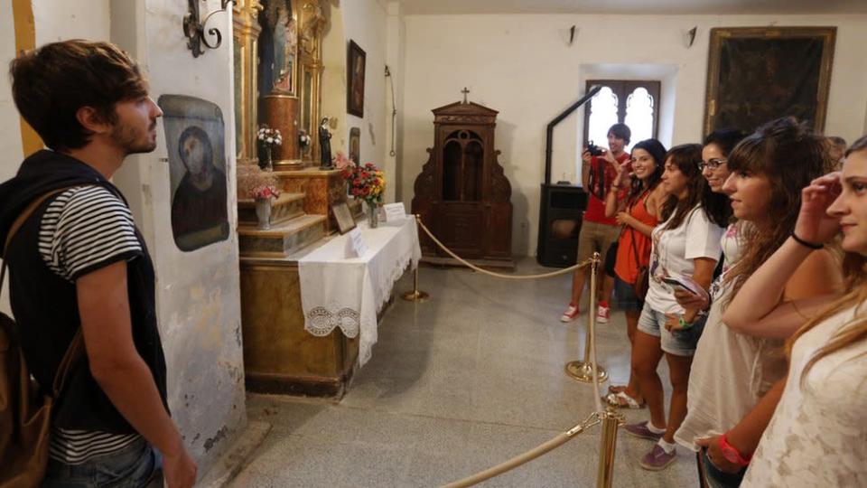 Turistas no Santuário da Misericórdia em Borja para ver o Ecce Homo modificado de perto