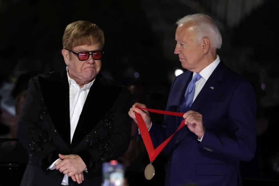 Le président Biden remet à Sir Elton John la médaille nationale des sciences humaines (Getty Images)