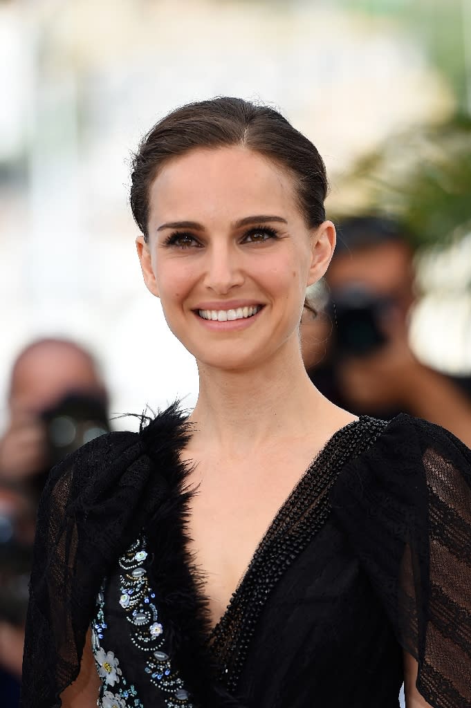 Actress and director Natalie Portman poses during a photocall for her film "A Tale of Love and Darkness" at the 68th Cannes Film Festival in Cannes, southeastern France on May 17, 2015 (AFP Photo/Anne-Christine Poujoulat)