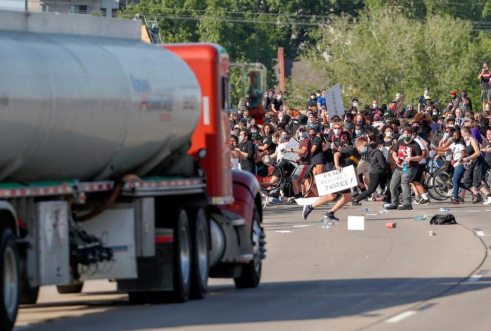 En la imagen, un camión cisterna se dirige hacia las personas que participaban en la manifestación de Minneapolis (Estados Unidos) este 31 de mayo por la muerte de George Floyd y contra el racismo y la brutalidad policial. (Foto: Eric Miller / Reuters).