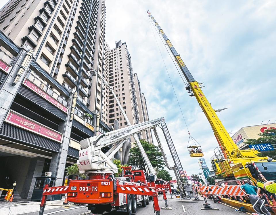 新竹市「豐邑晴空匯」社區大樓前天深夜失火造成二名消防員殉職，另有六十人嗆傷送醫，幸無生命危險。記者黃羿馨／攝影