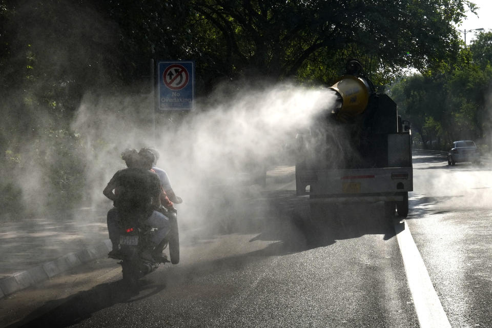 An expert has warned that the pollution levels in the national capital are expected to rise in the next few days as the farmers in the neighbouring Punjab and Haryana would begin clearing off the crop residue. (Manish Swarup / AP)