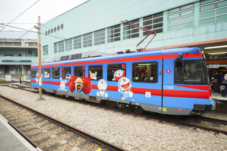 多啦A夢主題輕鐵（車號 1159 及 1160）將會率先行走 610 綫（屯門碼頭來往元朗）