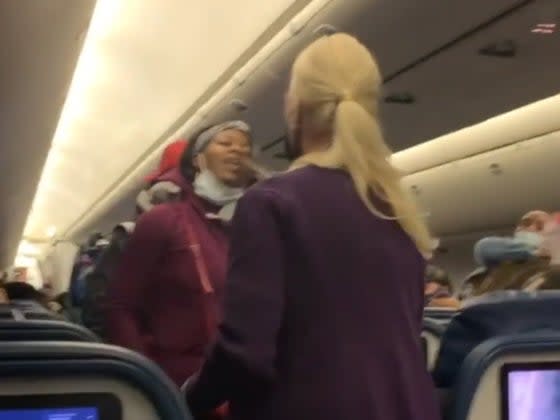 Passenger slaps Delta flight attendantv (Instagram/iamlaurynengland)