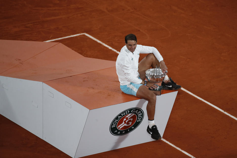 Sentado en el podio hemos podido ver al Nadal reflexivo, intentando asimilar lo que está viviendo con una sonrisa imborrable. (AP Foto/Alessandra Tarantino)