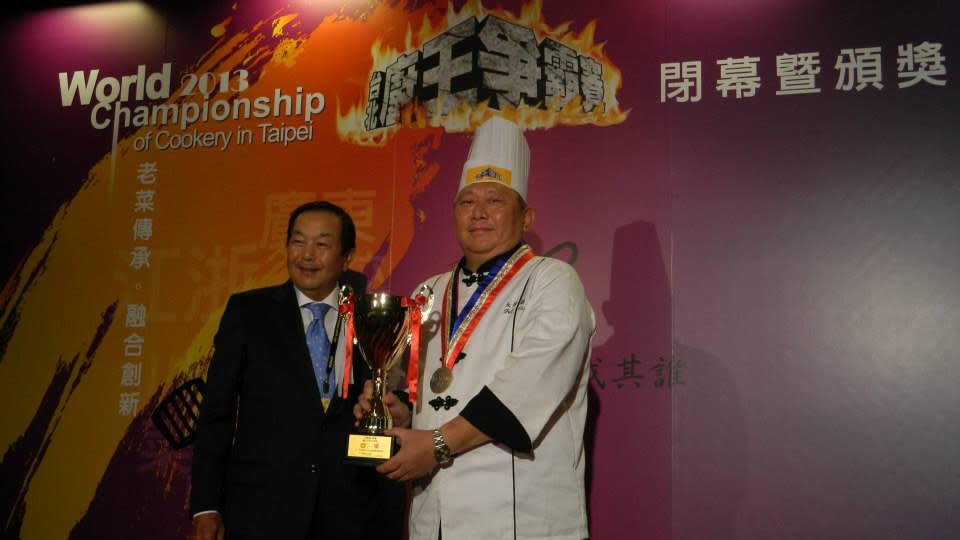 2013年6月小米在「世界廚王台北爭霸賽」，以傳統的四川菜「摩芋燒鴨」拿下個人川菜組亞軍。（小米提供）