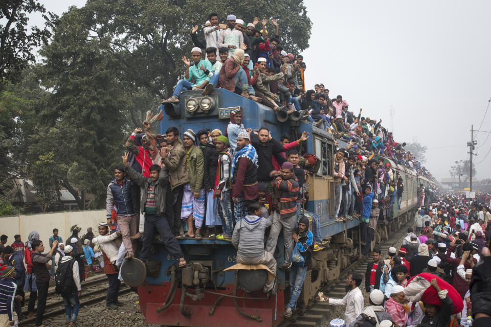 <p>Muslimische Gläubige klettern auf einen Zug, um an dem Abschlussgebet der Bishwa Ijtema in Tongi, Bangladesch, teilzunehmen. Nach der Hajj in Mekka ist Bishwa Ijtema die größte muslimische Versammlung der Welt, die jedes Jahr von rund fünf Millionen Gläubigen aus mehr als 150 Ländern besucht wird. Gebetet wird für den Weltfrieden. (Bild: Zakir Hossain Chowdhury/Anadolu Agency/Getty Images) </p>