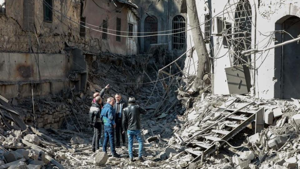 Vista de una ciudad siria devastada por un ataque.