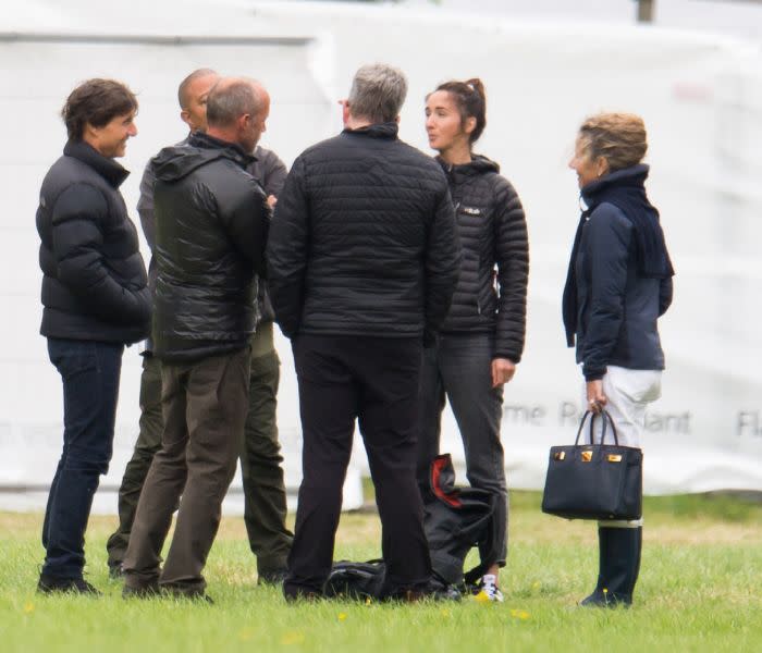 Tom y parte del equipo en el set de rodaje de Misión imposible 8