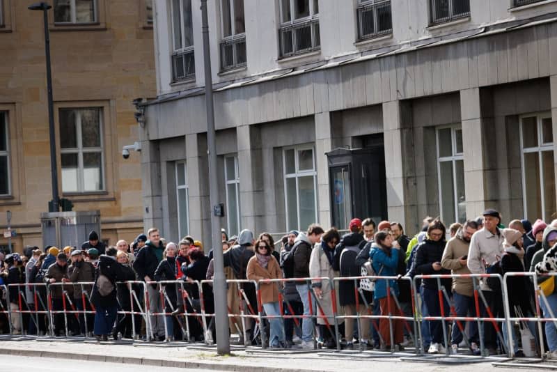 Russian citizens stand in a long queue outside the Russian Embassy in Berlin to vote during the 2024 Russian presidential elections. Carsten Koall/dpa