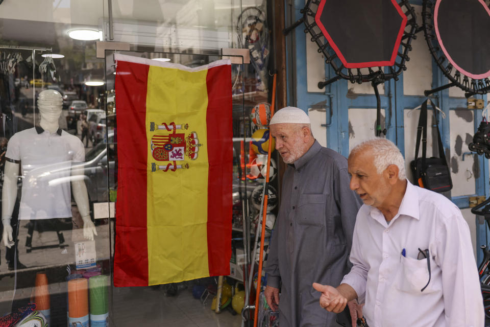 Una bandera española ondea en una tienda palestina.  (Photo by HAZEM BADER/AFP via Getty Images)