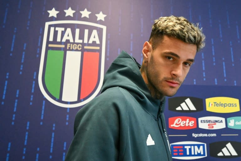 El delantero italiano Gianluca Scamacca atiende a los medios antes del debut de la Azzurra en la Eurocopa frente a Albania, en el campo base italiano en Iserlohn, el 13 de junio de 2024 (Alberto PIZZOLI)