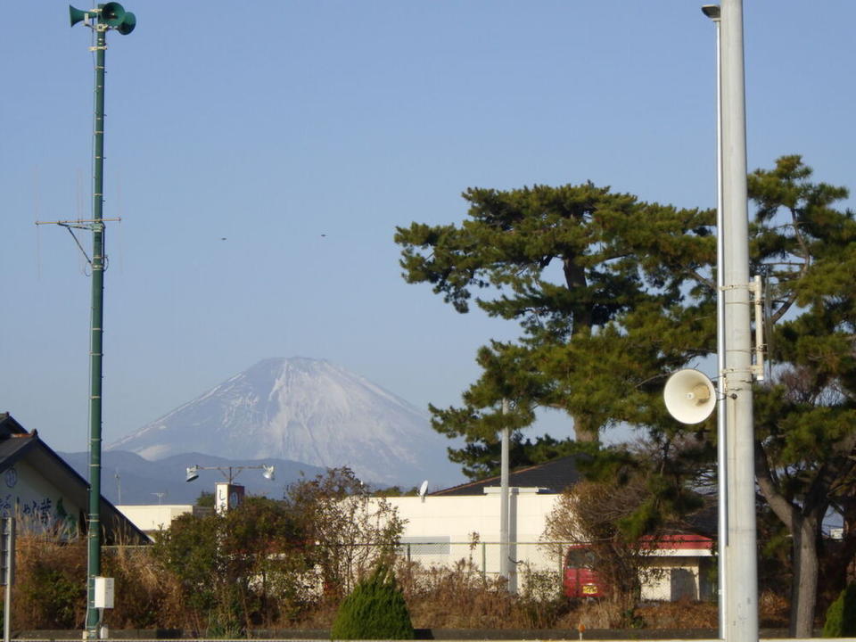 ▲在西湘PA(下) 休息片刻順便上個廁所，在這裡我隱約看到了富士山，可以看到今年的雪不多。