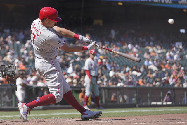 Hoskins breaks out of slump with 6 RBIs, Phillies top Giants